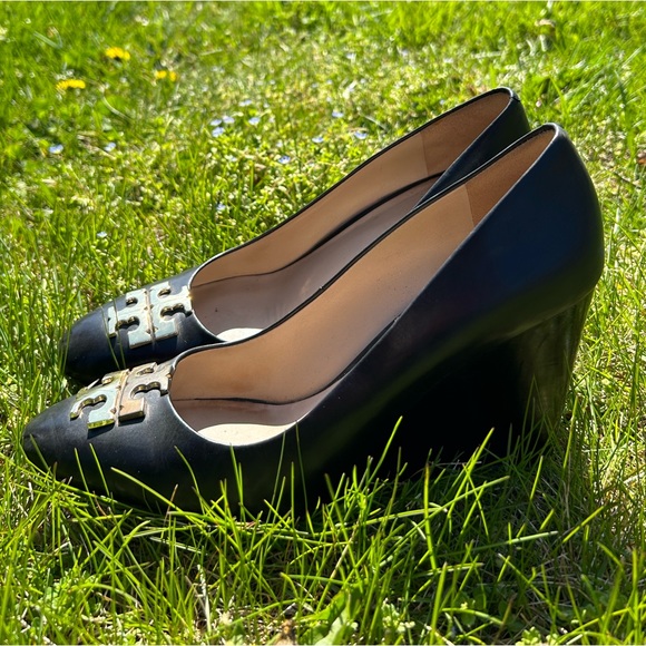 Tory Burch Black Leather Raleigh Round Toe Wedge Pumps - Picture 2 of 4